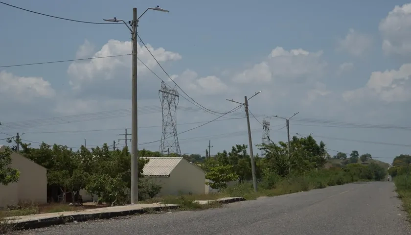 Proyecto de iluminación solar en la vía Manatí-Carreto 