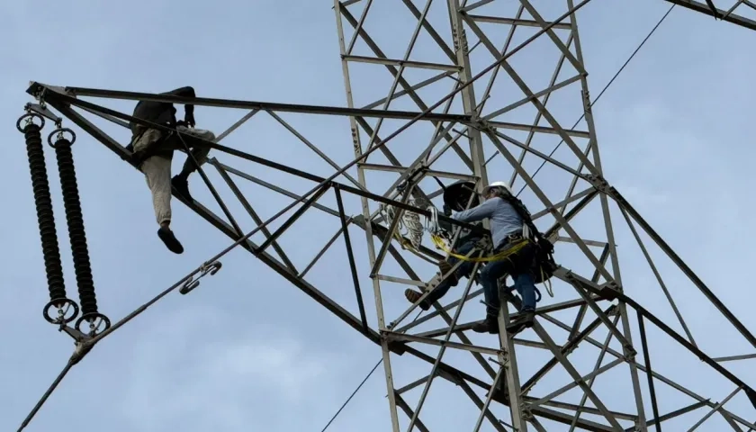El hombre en lo alto y un operario de Air-e intenta persuadirlo para que se baje