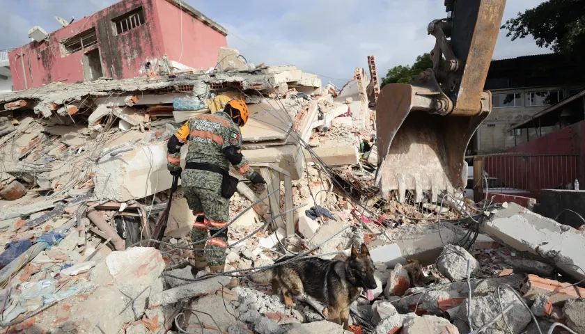 Rescatista en zona afectada en La Guaira.