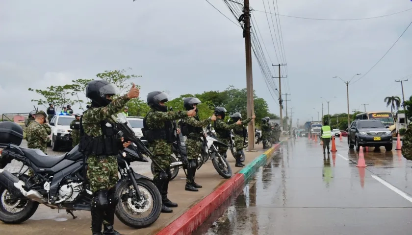 Soldados en las principales vías del Caribe Colombiano. 