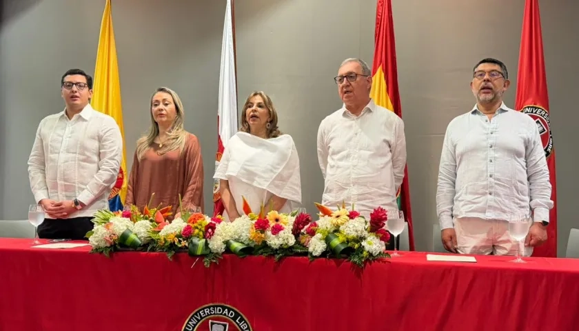 María Elizabeth García González, Presidente Nacional de la Universidad Libre; César López Meza, rector nacional; Beatriz Tovar Carrasquilla, rectora de la seccional Barranquilla; Milton Chávez García, censor nacional; y César Cano Mendoza, decano de la facultad en la ceremonia.  