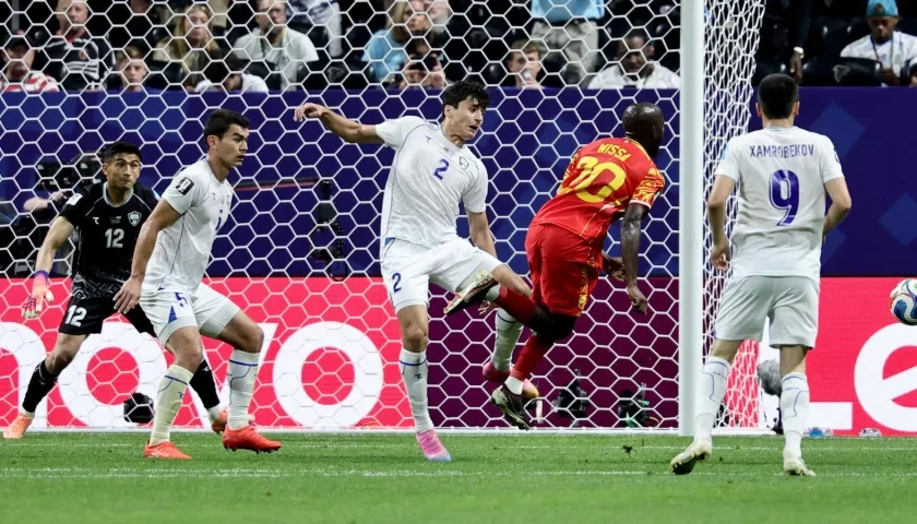 Abdukodir Khusanov cometió un penal a Yoane Wissa, una de las figuras del Congo.