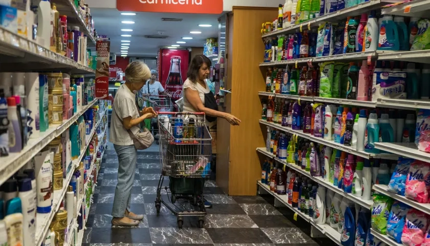 Caraqueños se abastecen de insumos básicos de mercado. 