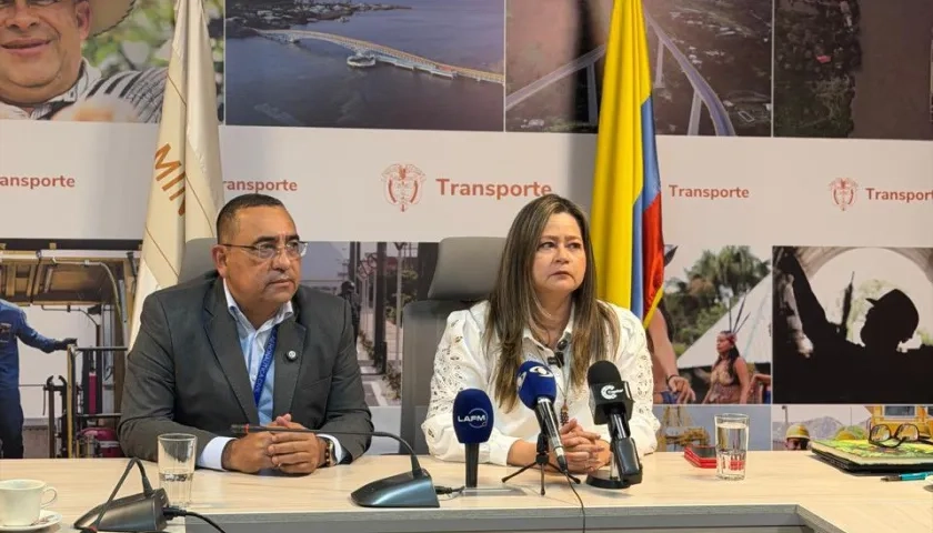 Luis Alfonso Martínez Chimenty, director de la Aerocivil; y María Fernanda Rojas, ministra de Transporte.