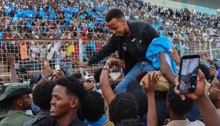 El árbitro Omar Abdulkadir Artan llevado en hombros por los hinchas. 
