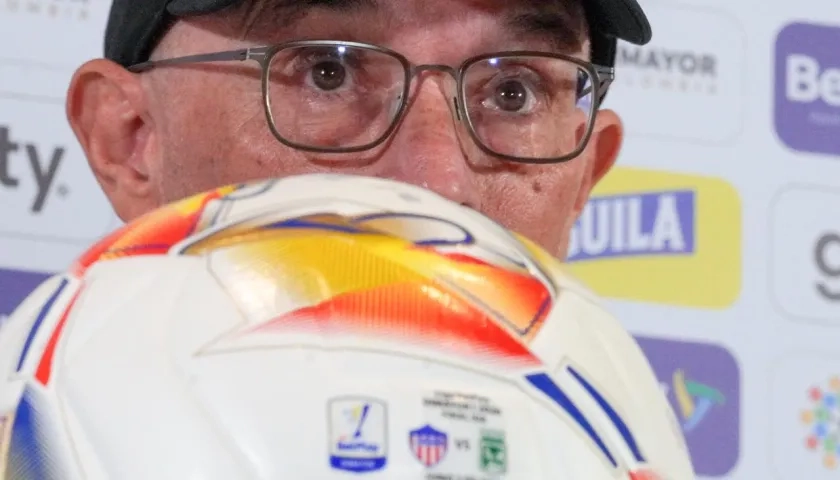 El técnico del Junior, Alfredo Arias, en la rueda de prensa previa al partido contra Nacional. 
