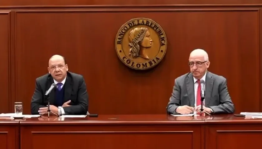 (Izq. a Der.) Germán Ávila, ministro de Hacienda, y  Leonardo Villar, gerente del Banrepública.