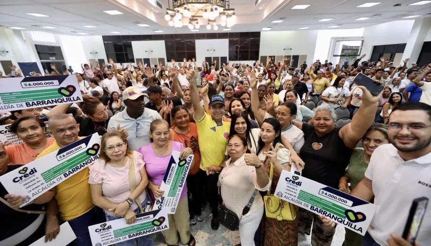Alcalde Alejandro Char durante la entrega de los créditos a los emprendedores.