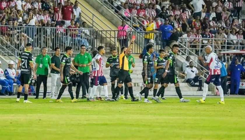 Carlos Betancur mostrándole la tarjeta roja a Jermein Peña. 