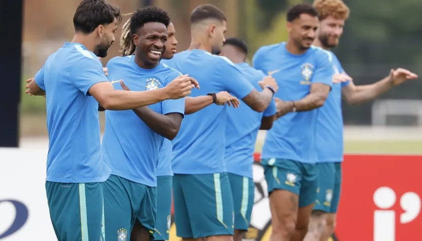 Jugadores de Brasil durante un entrenamiento previo al partido contra Escocia.