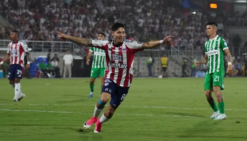 Bryan Castrillón celebra tras marcar el primer gol de Junior ante Nacional.