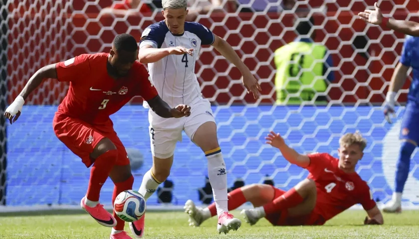 Cyle Larin, autor del gol del empate de Canadá ante Bosnia y Herzegovina.