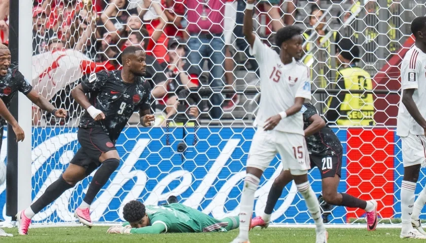 Cyle Larin inicia su celebración tras marcar el primer gol de Canadá.