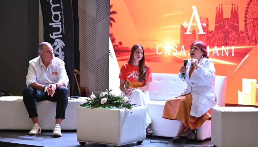 Edgardo Pantoja, Salwa Maloof, directora de Fulamic, y Silvia Salva durante la presentación de la carrera.
