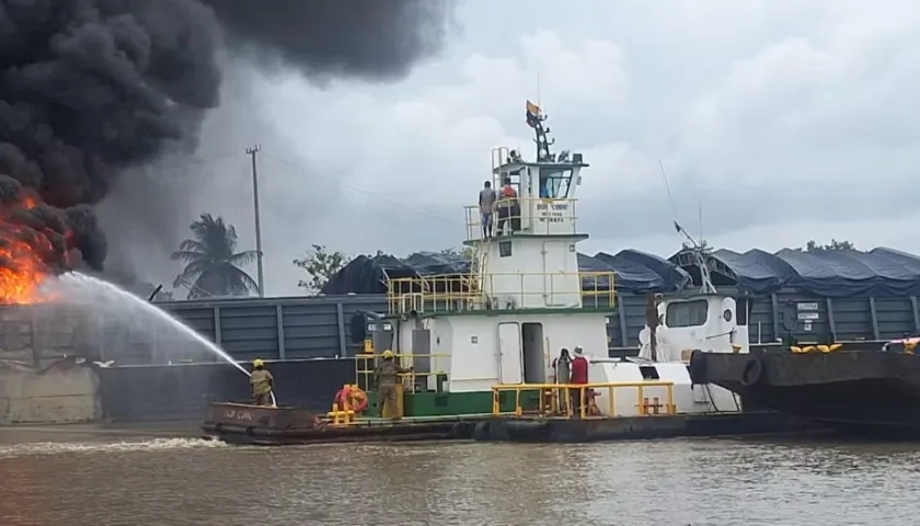 Guardacostas de la Armada Nacional atendiendo la emergencia. 
