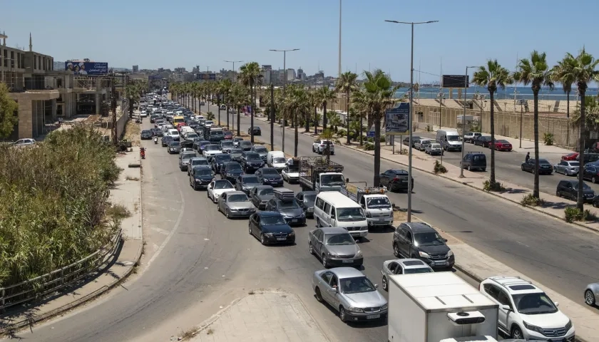 Centenares de vehículos colapsan este viernes la carretera que une la ciudad meridional de Sidón con Beirut.