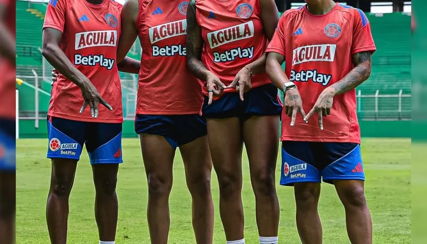Daniela Caracas, Mayra Ramírez, Jorelyn Carabalí y Wendy Bonilla, integrantes de la Selección Colombia femenina.