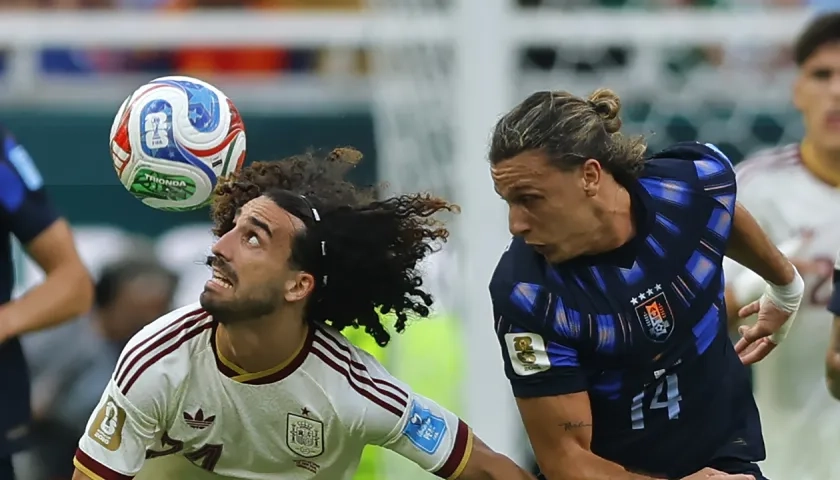 Marc Cucurella disputa el balón con el uruguayo Agustín Canobbio.