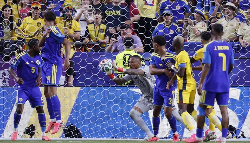 Una de las atajadas de Ely Room en el partido contra Ecuador.