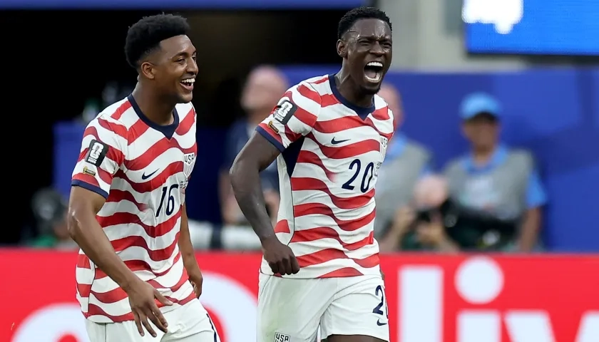 Alex Freeman y Folarin Balogun, jugadores de la selección de Estados Unidos. 