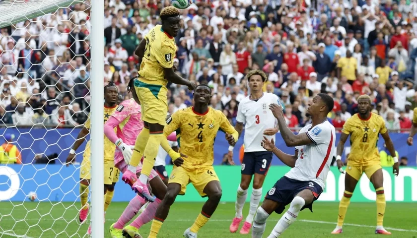 Kojo Peprah Oppong despeja un balón sobre el arco de Ghana. 