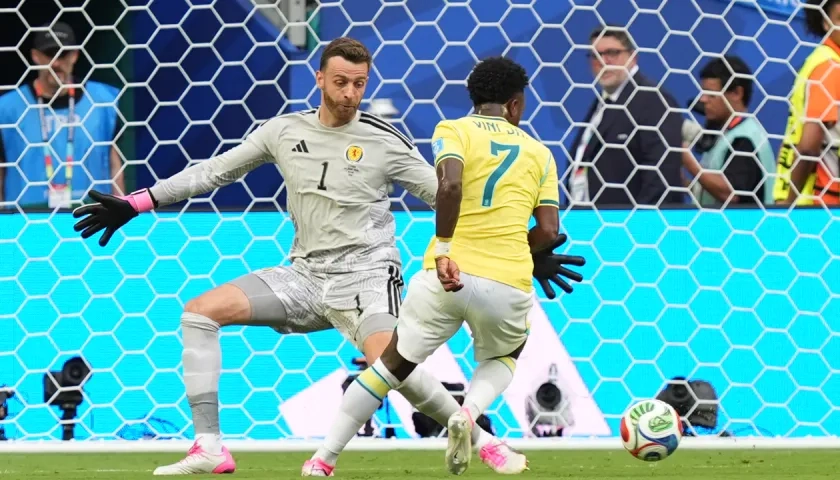 Vinicius elude al portero escocés Angus Gunn antes de marcar el primer gol de Brasil.