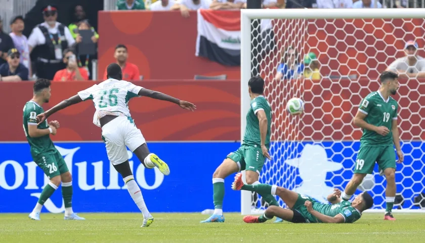 Pape Gueye marca su primer gol contra Irak. 