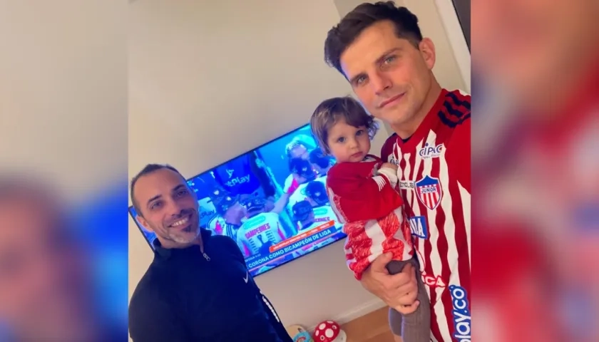 Junior Ischia con su hija Trinidad y su primo Leo, en pleno festejo del título del equipo tiburón.