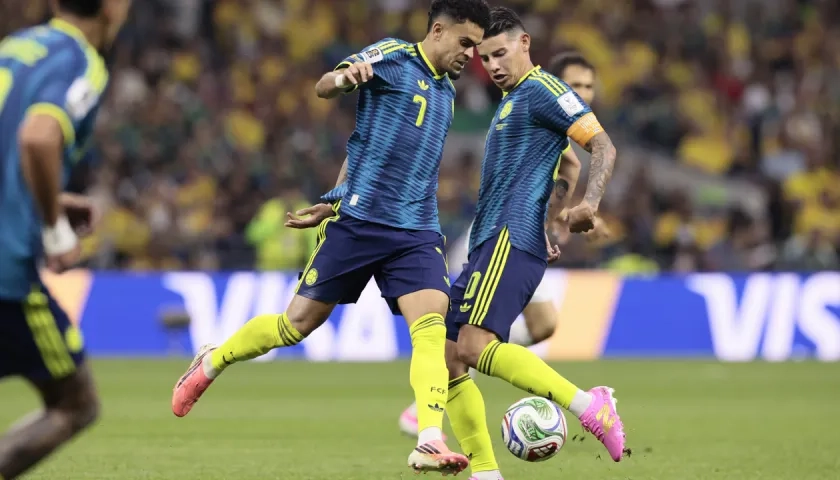 James Rodríguez y Luis Díaz durante el partido contra Uzbekistán.