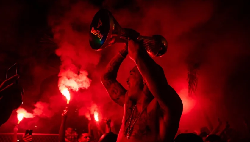 Jermein Peña con el trofeo en mano celebrando con los hinchas del Junior.