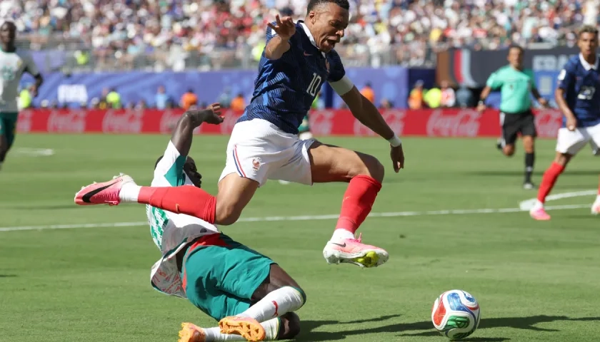 Kylian Mbappé en una acción en la que reclamó pena máxima.