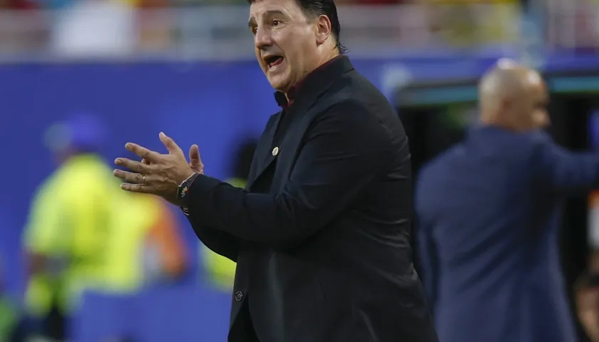 Néstor Lorenzo, técnico de Colombia, alienta a sus jugadores durante el partido contra Portugal.