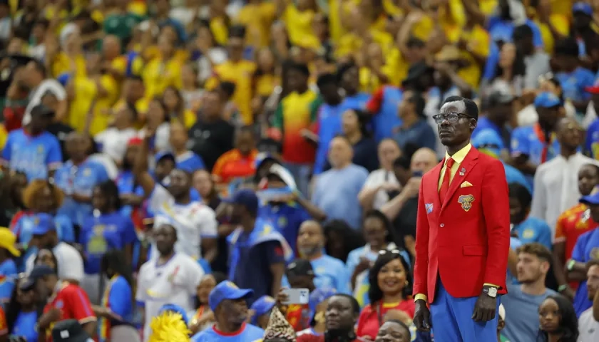 El aficionado Michel Nkuka Mboladinga disfrazado de 'Lumumba Vea', durante el partido contra Colombia.