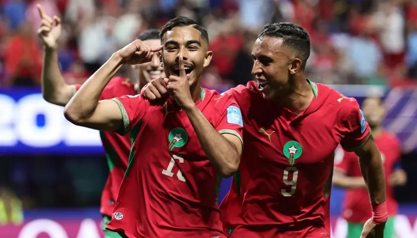 Gessime Yassine (izquierda) y Soufiane Rahimi celebran el cuarto gol de Marruecos.