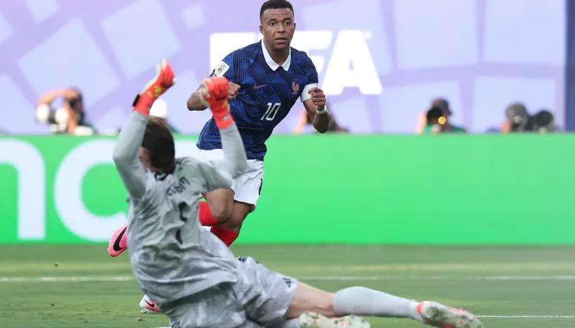 Kylian Mbappé anota su segundo gol contra Suecia, sexto en el torneo.