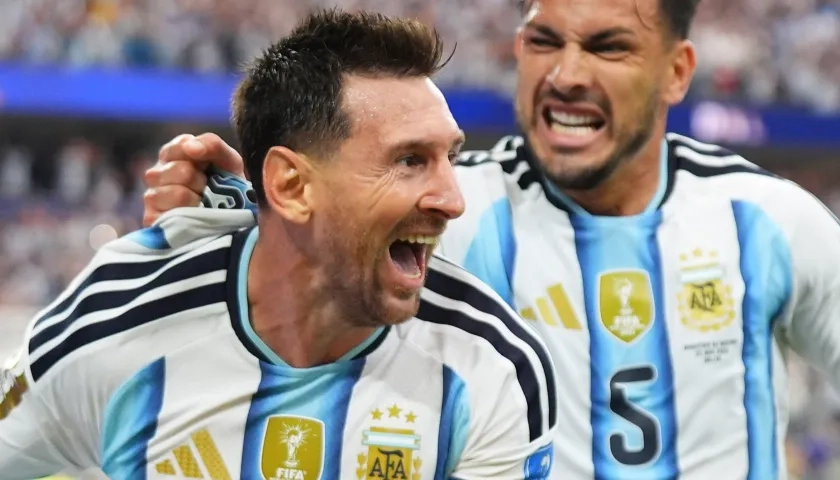 Lionel Messi celebra su segundo gol ante Austria con Leandro Paredes. 