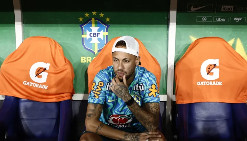 Neymar, en el banco de suplentes durante el partido amistoso contra Panamá.