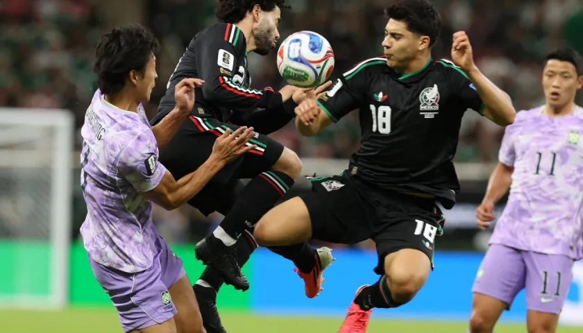 Obed Vargas disputa el balón con Cho Gue-sung. 