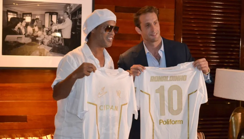 Ronaldinho y el presidente del Ravenna FC, Ignazio Cipriani.
