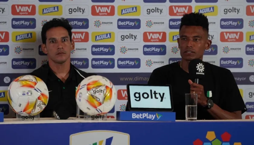 William Tesillo (derecha) con el técnico de Nacional, Diego Arias. 