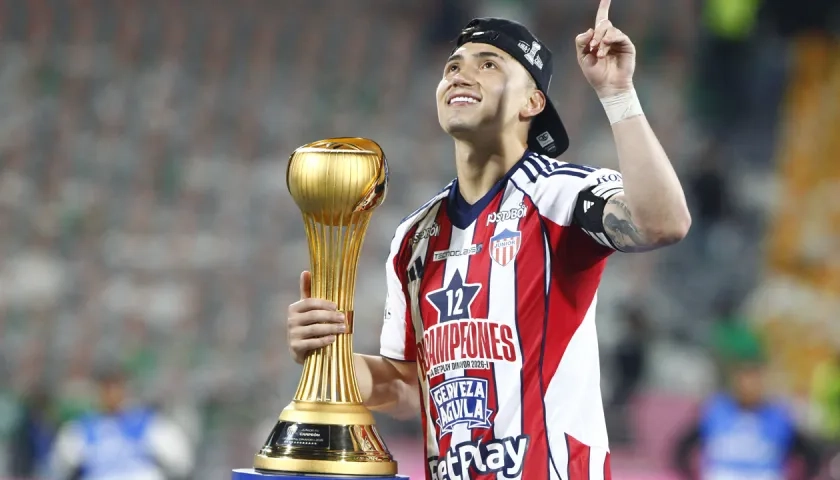 Fabián Ángel con el trofeo y la medalla de campeón.