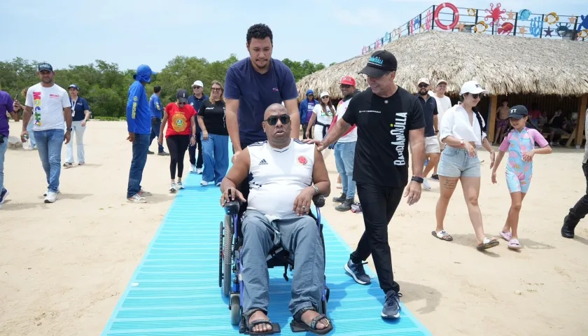 Alcalde Alejandro Char con turistas en la playa de Puerto Mocho.