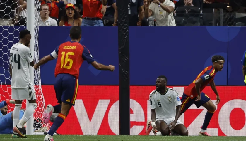 Lamine Yamal celebra tras marcar el primer gol de España. 