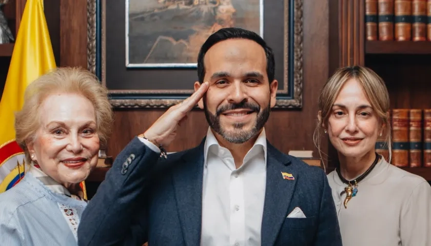 La diseñadora Silvia Tcherassi junto su mamá Vera Solano de Tcherassi y el al presidente electo Abelardo De La Espriella. 