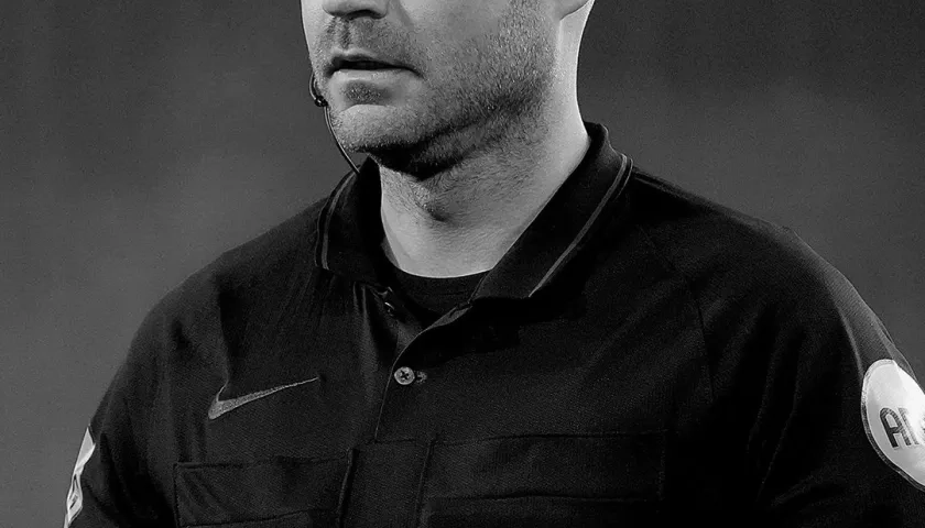  Árbitro Rob Dieperink. 