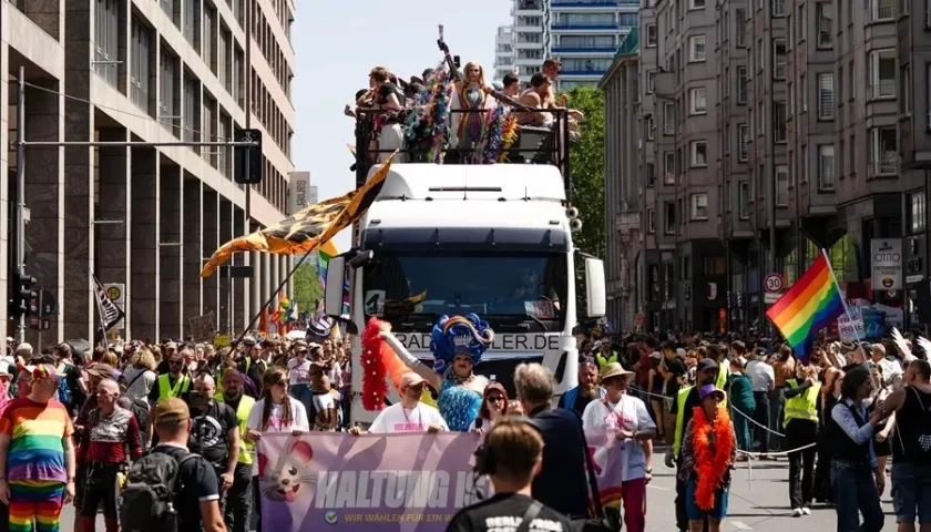 Varias personas participando en la fiesta del Día del Orgullo LGTBI.
