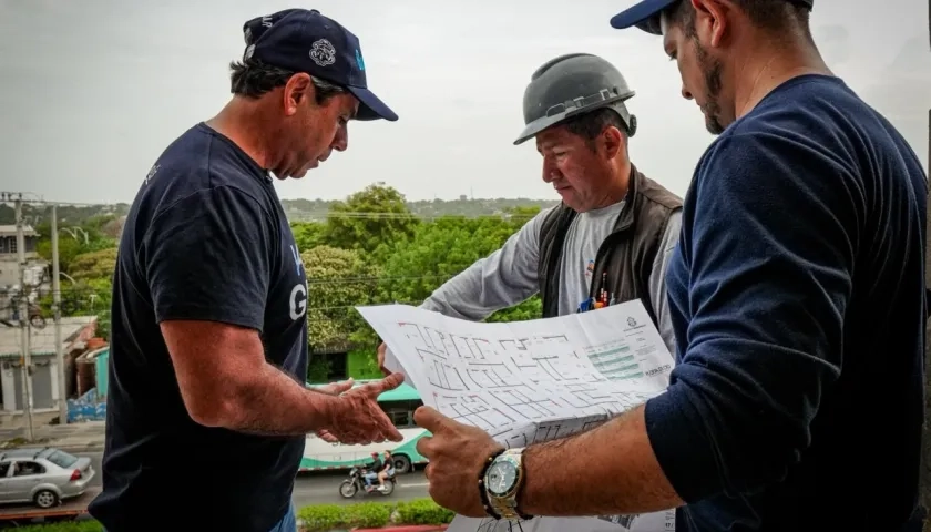 El alcalde Alejandro Char inspeccionando las obras de la estación de Policía. 