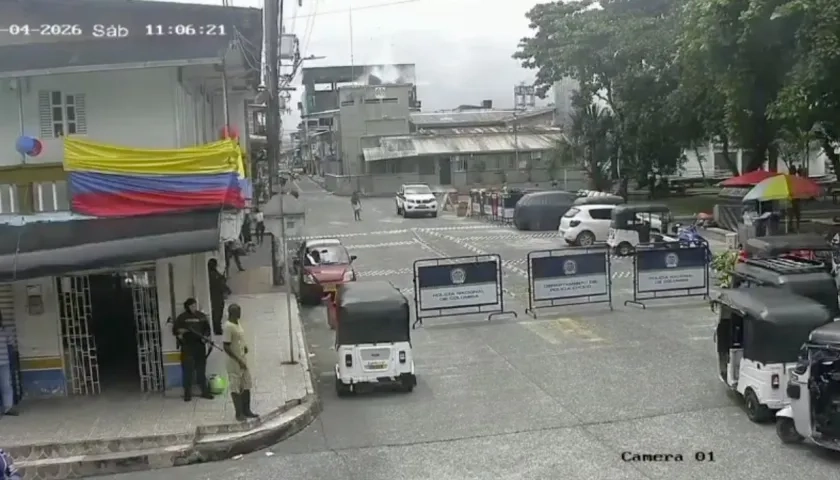 Momento del ataque con drones en la estación de Policía. 