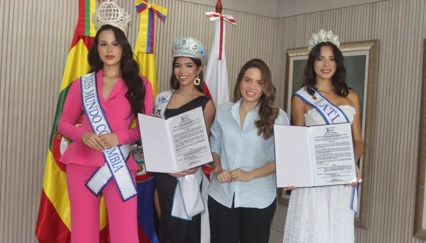 Lorangelly Monsalvo e Isabella Niño Morales, junto a la Secretaria de Cultura Verónica Cantillo y Andrea Romero, Miss Mundo Colombia 2025