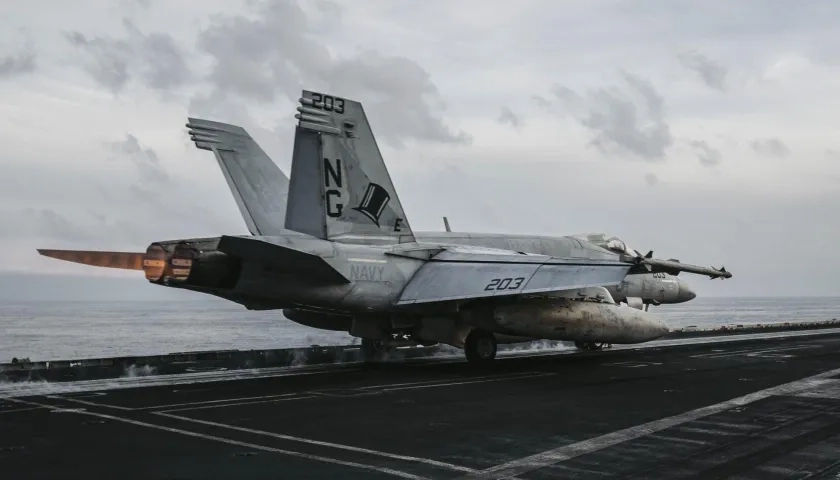vión de combate en el USS Abraham Lincoln durante una de las operaciones aéreas contra objetivos militares en Irán 